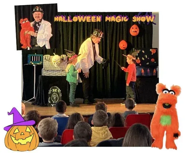 Sylvio et deux enfants sur scène devant un décor Halloween, avec une citrouille et une marionnette orange